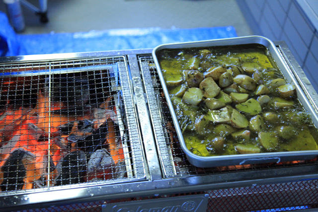 外で料理中